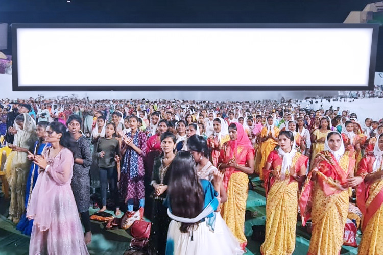 On January 13 and 14, 2024, thousands gathered for Grace Ministry's two-day prayer meeting at Sion on the Mumbai grounds. The two-day prayer assembly drew attendees from around Mumbai. This is a detailed report of the Day 2 prayer meeting conducted in Koliwada, Dharavi.